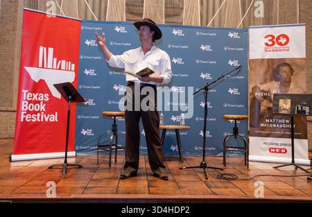 Austin, Texas, États-Unis. 09 novembre 2025. L'acteur MATTHEW MCCONAUGHEY lit de la poésie de son nouveau livre 'Poems & Prayers' lors de la clôture du 30e Texas Book Festival dans le centre-ville d'Austin le 9 novembre 2025. Il est ensuite accompagné du chanteur Lyle Lovett (non représenté). ©Bob Daemmrich Banque D'Images