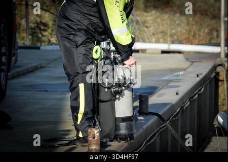Kinrooi, Belgique. 10 novembre 2025. Gros plan sur le réservoir d'oxygène d'un plongeur lors d'une action de recherche de la police et de l'unité de personnes disparues dans le lac Maasplassen, lundi 10 novembre 2025. Dimanche 10 novembre dans la soirée, les services de secours ont été appelés pour un bateau coulé dans le lac Maasplassen, à Kinrooi. Deux personnes ont été retrouvées et transportées à l'hôpital. Les recherches de la troisième personne disparue recommencent ce lundi matin BELGA PHOTO JILL DELSAUX crédit : Belga News Agency/Alamy Live News Banque D'Images