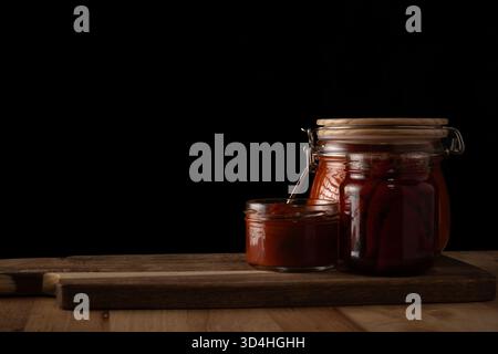 Conserves et sauces maison dans des bocaux en verre Banque D'Images