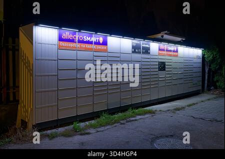 Vue de nuit du casier à colis Inpost Paczkomat. Banque D'Images