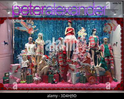 Peter Alexander présente sur le thème de Noël des mannequins habillés de vêtements de nuit, des arbres festifs et des coffrets cadeaux en Australie. Banque D'Images