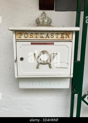 Ancienne boîte aux lettres murale avec « Postkasten » et logo de corne postale à Cochem, Allemagne Banque D'Images
