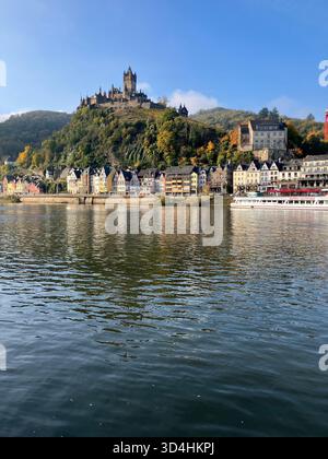 Château impérial et rivière Moselle dans la ville de Cochem, Allemagne. Banque D'Images