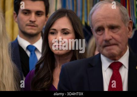 Washington, États-Unis. 10 novembre 2025. La sénatrice AMÉRICAINE Katie Britt (R-Al) est vue lors d'une cérémonie de prestation de serment pour Sergio Gor, le nouvel ambassadeur des États-Unis en Inde, dans le bureau ovale de la Maison Blanche à Washington, le 10 novembre 2025. (Craig Hudson pour POLITICO) crédit : Abaca Press/Alamy Live News Banque D'Images