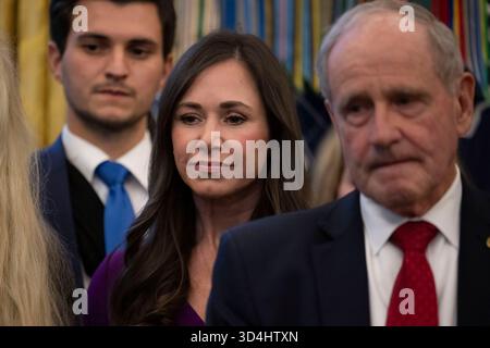 Washington, États-Unis. 10 novembre 2025. La sénatrice AMÉRICAINE Katie Britt (R-Al) est vue lors d’une cérémonie de prestation de serment pour Sergio Gor, le nouvel ambassadeur des États-Unis en Inde, dans le bureau ovale de la Maison Blanche à Washington, DC le 10 novembre 2025. Photo de Craig Hudson/UPI crédit : UPI/Alamy Live News Banque D'Images