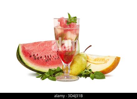Cocktail de fruits avec un morceau de fruits isolé sur un fond blanc Banque D'Images