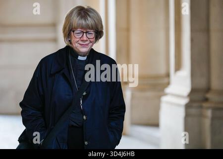 Londres, Royaume-Uni. 09 novembre 2025. Dame Sarah Mullally, archevêque désigné de Cantorbéry, évêque de Londres, membre de la Chambre des lords. En octobre 2025, l'archevêque élu est Dame Sarah Mullally vue marcher dans Downing Street sur le chemin d'assister à la cérémonie du dimanche du souvenir à Whitehall à Westminster. Banque D'Images