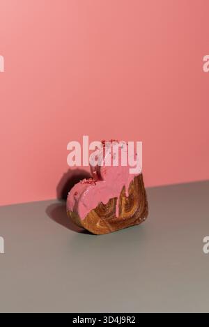 Saint-Valentin anniversaire vacances cadeau idée cadeau délicieux et vibrant gâteau pâtissier en forme de cœur, magnifiquement surmonté de glaçage coloré abondant. Copier l'espace. Expérimentation alimentaire virale dessert tendance de cuisson créative Banque D'Images