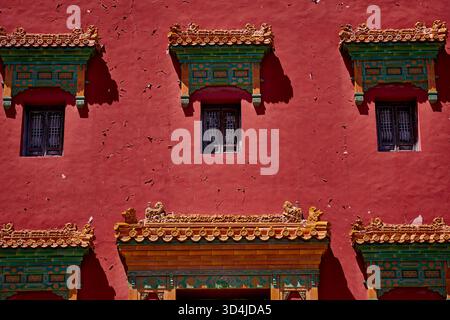 Vue rapprochée des fenêtres dans le style tibétain Xumi Fushou Temple à Chengde, Chine Banque D'Images