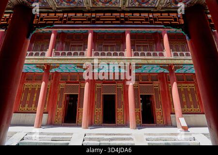 Vue rapprochée du temple Xumi Fushou de style tibétain à Chengde, Chine Banque D'Images