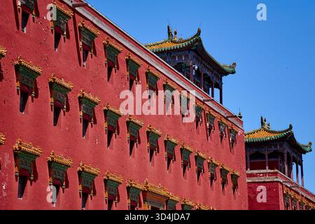 Vue rapprochée du temple Xumi Fushou de style tibétain à Chengde, Chine Banque D'Images