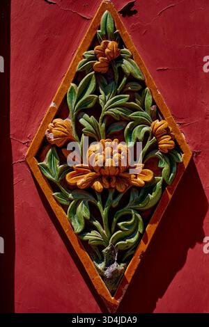 Vue rapprochée de décorations florales en céramique dans le temple Xumi Fushou de style tibétain à Chengde, en Chine Banque D'Images