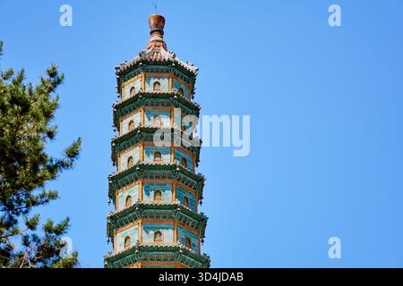 Vue rapprochée de la pagode Liuli-Wanshou ou « Pagode de tuiles vitrées de longévité » dans le temple Xumi Fushou de style tibétain à Chengde, en Chine Banque D'Images