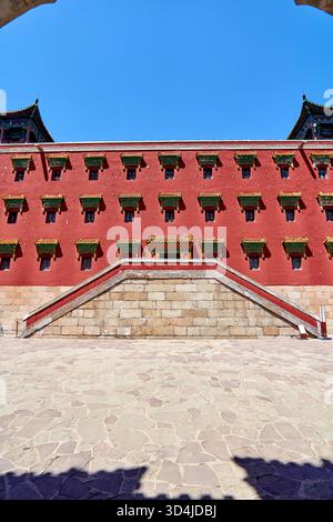 Devant le temple Xumi Fushou de style tibétain à Chengde, Chine Banque D'Images