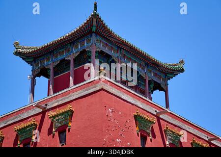 Vue rapprochée du temple Xumi Fushou de style tibétain à Chengde, Chine Banque D'Images