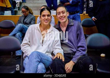Gérone, Espagne. 05 novembre 2025. Marta Xargay, ancienne joueuse de Girona et Phoenix Mercury, et sa partenaire Breanna Stewart, joueuse de la New York Liberty de la WNBA, vues lors de la saison régulière de gameday 5 de l'EuroLeague Women Basketball dans le groupe A, entre Spar Girona (ESP) et ZVVZ USK Praha (CZE) au Pavilion de Fontajau. Scores finaux : Spar Girona 83-78 ZVVZ USK Praha crédit : SOPA images Limited/Alamy Live News Banque D'Images