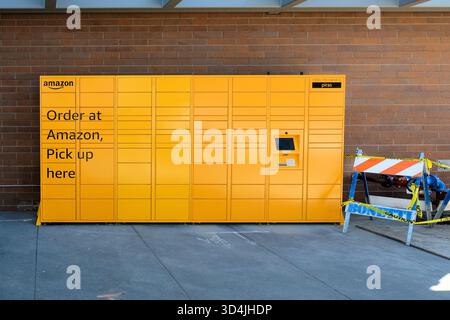 Boîte de dépôt Amazon ou casier à Oakland, en Californie, un kiosque libre-service où les clients peuvent retirer leurs achats en ligne en toute sécurité ; lieu de dépôt des colis. Banque D'Images