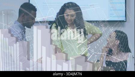 Discuter de trois collègues penchés au-dessus de la table dans le bureau, portant une tenue professionnelle, montrant l'étalage Banque D'Images