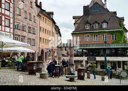 Tiergärtnertorplatz, maisons à colombages dans la vieille ville, château de Nuremberg Banque D'Images