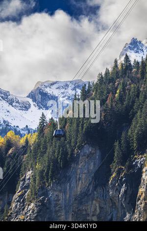 Vue panoramique de Schilthornbahn, le téléphérique le plus raide du monde, reliant Stechelberg au village de Murren, Lauterbrunnen, Suisse Banque D'Images