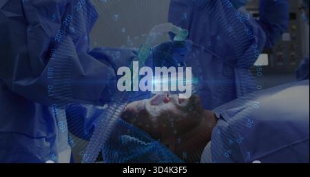 Poche de ventilation, anesthésiste en blouse bleue surveillant le patient sous sédation dans OU avec la tubulure du masque HUD Banque D'Images