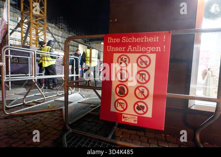 Cologne, Allemagne. 11 novembre 2025. Une affiche à l'entrée de la vieille ville montre les objets qui ne peuvent pas être apportés dans la zone de célébration. À Cologne, la saison du carnaval, dite cinquième saison, est traditionnellement annoncée le 11.11. à 11h11. Crédit : Henning Kaiser/dpa/Alamy Live News Banque D'Images