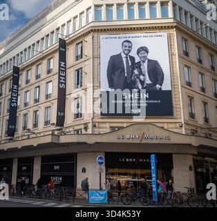 PARIS, FRANCE - 04 NOVEMBRE 2025. APERÇU DES BANNIÈRES ET VISUELS PROMOTIONNELS POUR SHEIN AU BHV MARAIS À PARIS, Banque D'Images