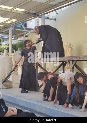 Pirée, Grèce – 19 mai 2025 : des acteurs interprètent la tragédie grecque classique « Antigone » sur scène lors d’un événement théâtral. Usage éditorial exclusif. Banque D'Images
