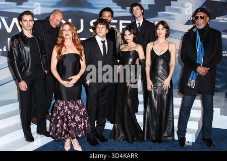 MANHATTAN, NEW YORK, NEW YORK, États-Unis - 10 NOVEMBRE : L'acteur et cinéaste américain Dave Franco, l'acteur et dramaturge américain Woody Harrelson, l'actrice australienne Isla Fisher, l'acteur, scénariste et dramaturge américain Jesse Eisenberg, l'acteur américain Justice Smith, l'actrice américaine Ariana Greenblatt, l'acteur américain Dominic Sessa, l'actrice américaine Lizzy Caplan et l'acteur, producteur et narrateur américain Morgan Freeman arrivent à la première à New York de Lionsgate's 'Now You See me : Now You Don't' s'est tenu au phare de Chelsea Piers le 10 novembre 2025 à Manhattan, New York City, New Y Banque D'Images