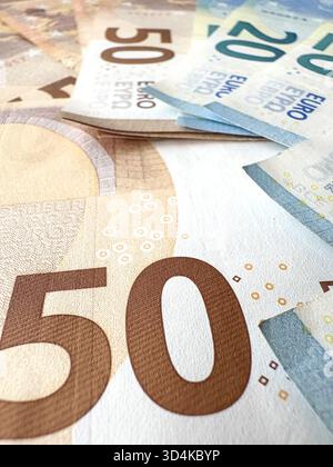 Gros plan d'une pile de différents billets en euros. billets de 50 et 20 euros. Concept d'épargne. Banque D'Images