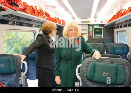 Queen Camilla voyage en train de Chippenham dans le Wiltshire à Londres Paddington, dans le cadre de l'événement « Poppies to Paddington » organisé par le Great Western Railway pour marquer le jour de l'Armistice. Date de la photo : mardi 11 novembre 2025. Banque D'Images