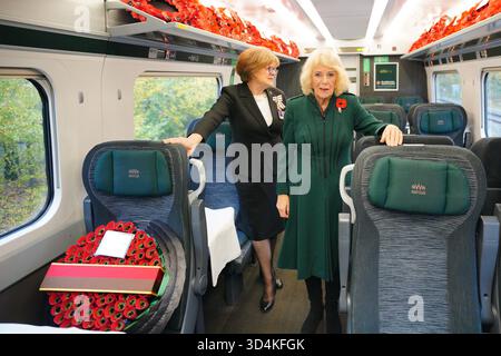 Queen Camilla voyage en train de Chippenham dans le Wiltshire à Londres Paddington, dans le cadre de l'événement « Poppies to Paddington » organisé par le Great Western Railway pour marquer le jour de l'Armistice. Date de la photo : mardi 11 novembre 2025. Banque D'Images