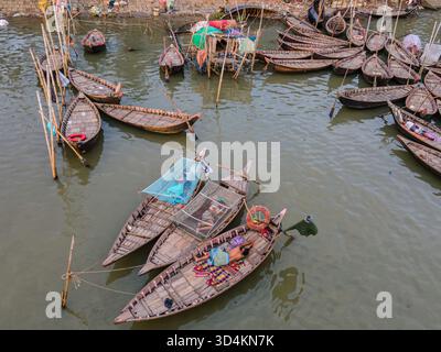 Dhaka, Bangladesh - 31 août 2024 : vue aérienne d'une scène fluviale animée, où les bateaux en bois se groupent, reflétant la douce lumière sur l'eau, leur t Banque D'Images