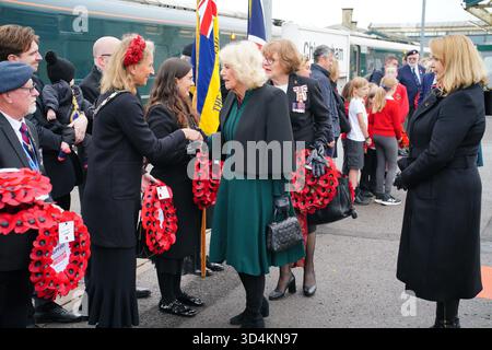 Queen Camilla à la gare de Londres Paddington dans le cadre de l'événement « Poppies to Paddington » organisé par le Great Western Railway pour marquer le jour de l'Armistice. Date de la photo : mardi 11 novembre 2025. Banque D'Images