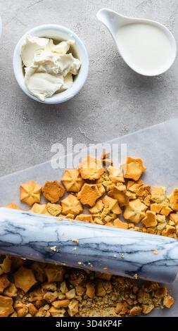 Une vue de haut en bas des ingrédients pour les barres de granola maison, y compris les noix, les fruits secs et une tartinade crémeuse. Banque D'Images