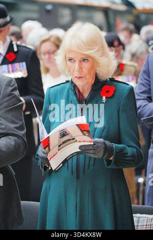 Queen Camilla à la gare de Londres Paddington dans le cadre de l'événement « Poppies to Paddington » organisé par le Great Western Railway pour marquer le jour de l'Armistice. Date de la photo : mardi 11 novembre 2025. Banque D'Images