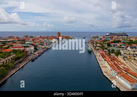 Vue depuis le pont Queen Juliana sur la baie de St Anna avec Greenpeace Rainbow Warrior amarré et un bateau de croisière dans le port Banque D'Images