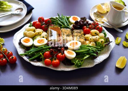 Salade nicoise classique française servie avec mousse de saumon et sauce miel et moutarde. Banque D'Images