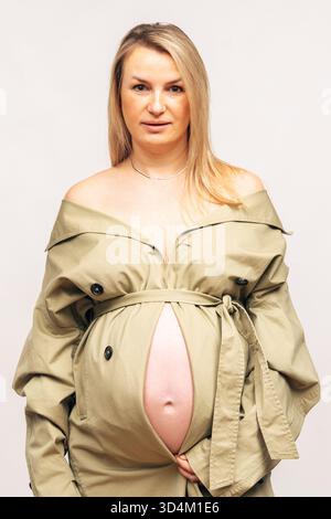 32 semaine, photo studio minimaliste de la femme attendue avec le ventre exposé, exprimant la beauté de la grossesse et la sérénité Banque D'Images