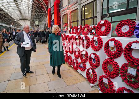 Queen Camilla à la gare de Londres Paddington dans le cadre de l'événement « Poppies to Paddington » organisé par le Great Western Railway pour marquer le jour de l'Armistice. Date de la photo : mardi 11 novembre 2025. Banque D'Images