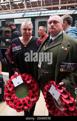 Gare de Paddington, Londres, Royaume-Uni. 11 novembre 2025. Le jour du souvenir 2025, service des coquelicots à Paddington à la gare de Paddington. Le train nommé d'après Allan Leonard Lewis VC et Harold Day DSC, a les noms des 2 545 hommes qui ont travaillé pour GWR et sont morts dans la première Guerre mondiale. Credit : Matthew Chattle/Alamy Live News Banque D'Images