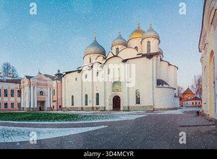 Veliky Novgorod Russie, cathédrale sainte-Sophie, l'une des plus anciennes églises de Russie, vue du soir d'hiver Banque D'Images