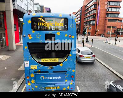 Manchester, Royaume-Uni - 30 septembre 2025 : bus magique Blue Stagecoach sur Manchester Street avec des étoiles, une scène urbaine et une marque de transit. Banque D'Images