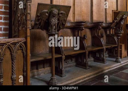 ROSKILDE, DANEMARK - 26 JUIN 2016 : il y a des stalles en bois sculptées dans le presbytère de la cathédrale de Roskilde. Banque D'Images