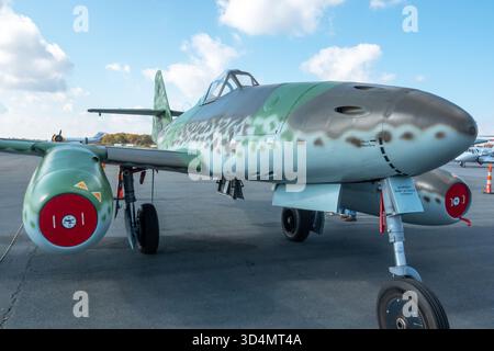 MONROE, NC (USA) - 9 novembre 2025 : réplique d'un avion de chasse Messerschmitt me 262 exposé au Warbirds Over Monroe Air Show. Banque D'Images