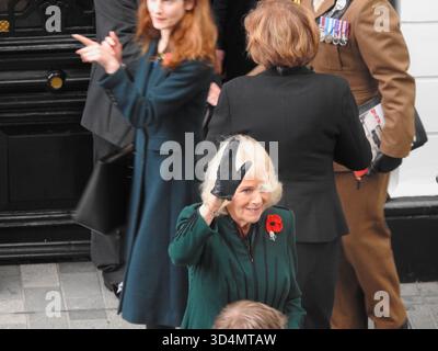 Londres, Royaume-Uni. 11 novembre 2025. La reine a déposé une couronne de coquelicots au monument aux morts du quai 1 de la gare ferroviaire de Paddington avant de rencontrer le Military Wives Choir, ainsi que des réservistes et des vétérans des conflits récents travaillant dans l'industrie ferroviaire. Crédit : Alexander Seale/Alamy Live News Banque D'Images