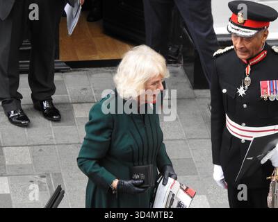 Londres, Royaume-Uni. 11 novembre 2025. La reine a déposé une couronne de coquelicots au monument aux morts du quai 1 de la gare ferroviaire de Paddington avant de rencontrer le Military Wives Choir, ainsi que des réservistes et des vétérans des conflits récents travaillant dans l'industrie ferroviaire. Crédit : Alexander Seale/Alamy Live News Banque D'Images