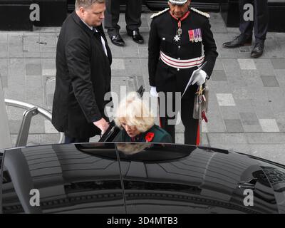 Londres, Royaume-Uni. 11 novembre 2025. La reine a déposé une couronne de coquelicots au monument aux morts du quai 1 de la gare ferroviaire de Paddington avant de rencontrer le Military Wives Choir, ainsi que des réservistes et des vétérans des conflits récents travaillant dans l'industrie ferroviaire. Crédit : Alexander Seale/Alamy Live News Banque D'Images