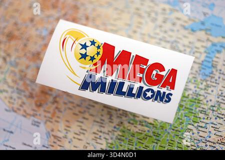KIEV, UKRAINE - 22 OCTOBRE 2025 Mega millions logo de la société de services de loterie sur la carte des États-Unis Fermer Banque D'Images