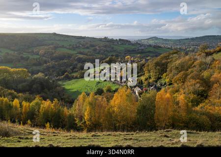 Vue de Rodborough Common en automne regardant la rivière Severn et les montagnes galloises à distance, Stroud, Cotswolds, Gloucestershire, Angleterre, Unis Banque D'Images
